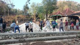 Jelang Pelaksanaan Kegiatan Adat Bersik Kalen, Warga Bergotong Royong Tata Lokasi Acara